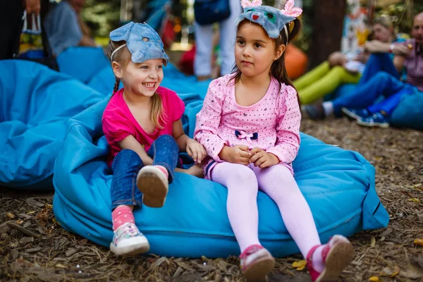 Gelukkig Twee Kleine Meisjes Zitten Zacht Beklede Barkrukken Park — Stockfoto