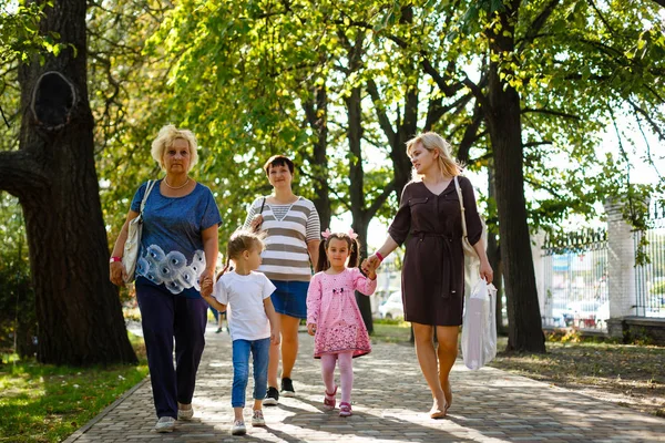 Grote Gelukkige Familie Een Wandeling Het Park Grootmoeder Dochter Kleindochter — Stockfoto