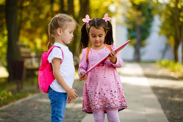 Két Gyönyörű Kislány Olvasó Könyv Álló Parkban — Stock Fotó