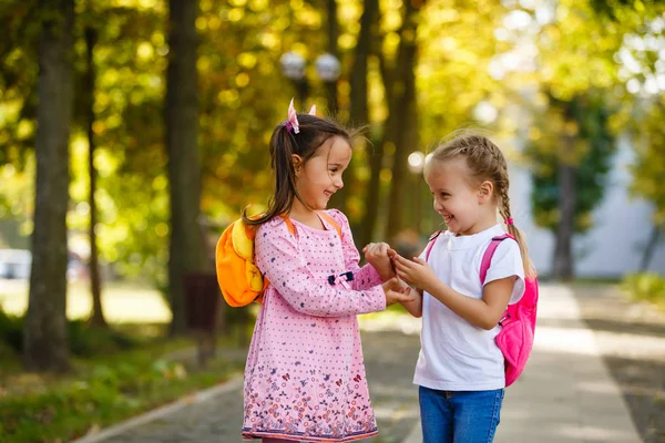 Twee Mooie Meisjes Lezen Boek Staande Park — Stockfoto