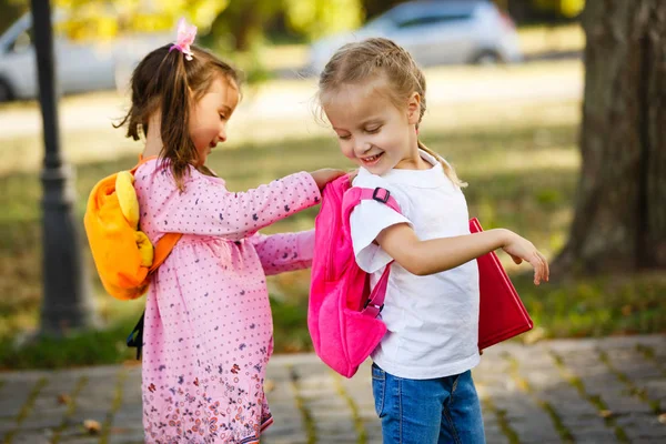 Schattige Kleine Schoolmeisje Gevoel Zeer Enthousiast Gaat Terug Naar School — Stockfoto