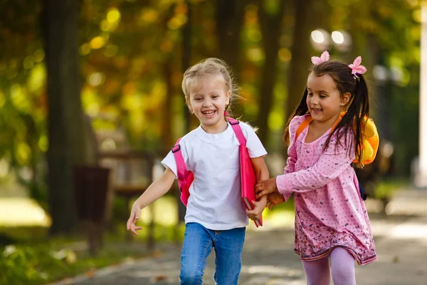 Zwei Hübsche Kleine Mädchen Die Zur Schule Gehen Händchen Haltend — Stockfoto