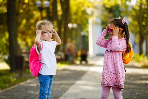 Twee Kleine Meisjes Glazen Gaan Naar School — Stockfoto