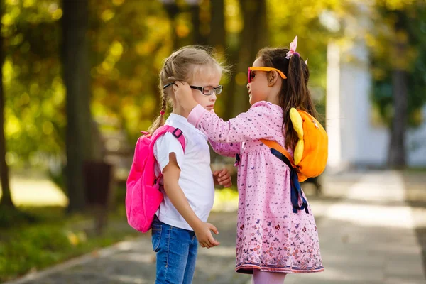 Twee Kleine Meisjes Glazen Gaan Naar School — Stockfoto