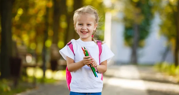 Liten Skolflicka Med Ryggsäck Och Pennor — Stockfoto