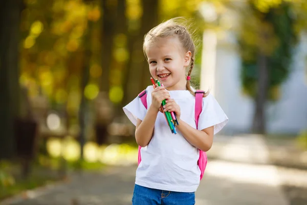 Kleines Schulmädchen Mit Rucksack Und Bleistiften — Stockfoto