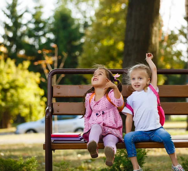 Twee Meisjes Met Boeken Zitten Bankje Park — Stockfoto