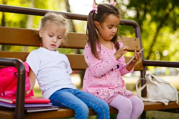 Δύο Κορίτσια Βιβλία Κάθεται Παγκάκι Στο Πάρκο — Φωτογραφία Αρχείου