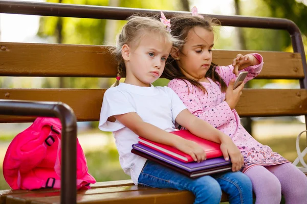 Duas Meninas Com Livros Sentados Banco Parque — Fotografia de Stock