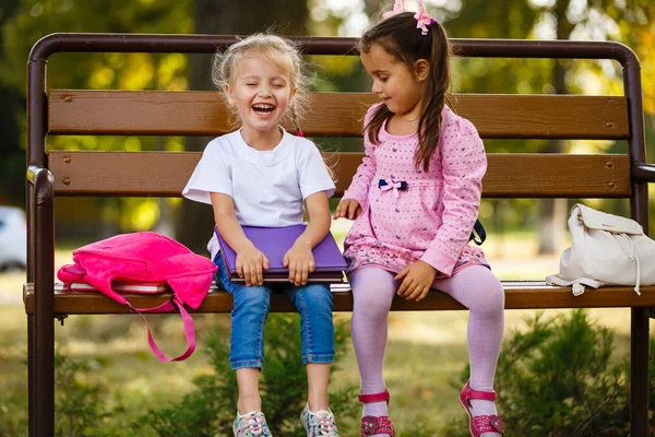 Twee Meisjes Met Boeken Zitten Bankje Park — Stockfoto