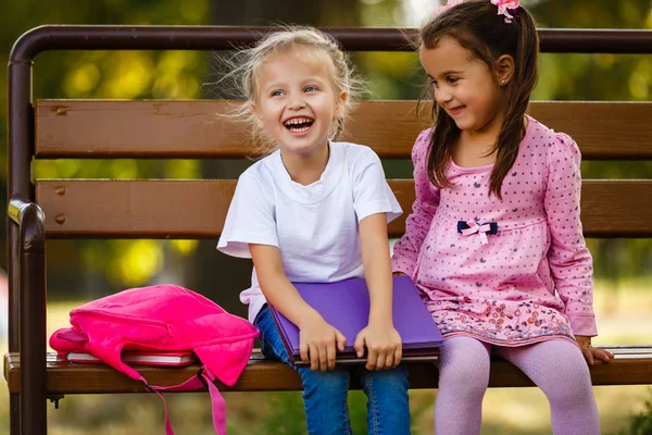 Duas Meninas Com Livros Sentados Banco Parque — Fotografia de Stock