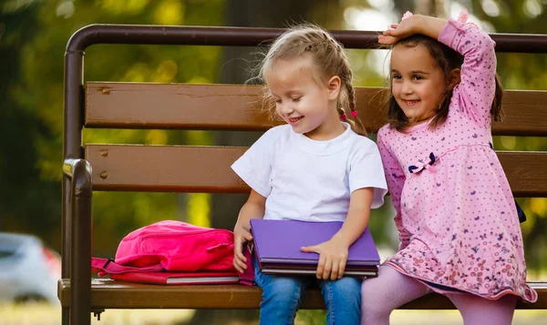 Duas Meninas Com Livros Sentados Banco Parque — Fotografia de Stock