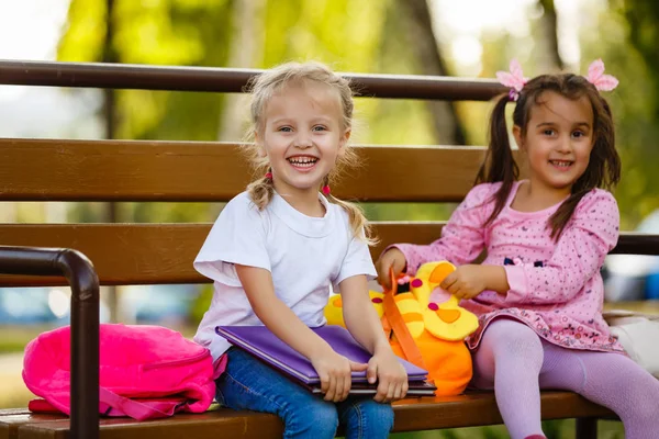 Duas Meninas Com Livros Sentados Banco Parque — Fotografia de Stock