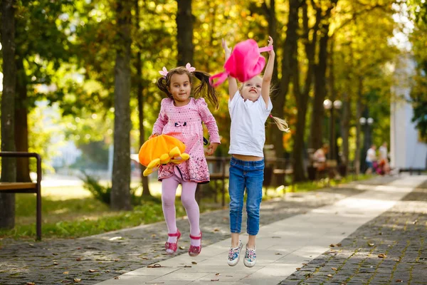 Twee Gelukkig Weinig Schoolmeisjes Springen Park — Stockfoto