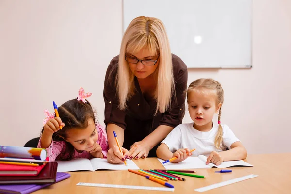 Duas Aluninhas Felizes Estudando Sala Aula Com Professor — Fotografia de Stock