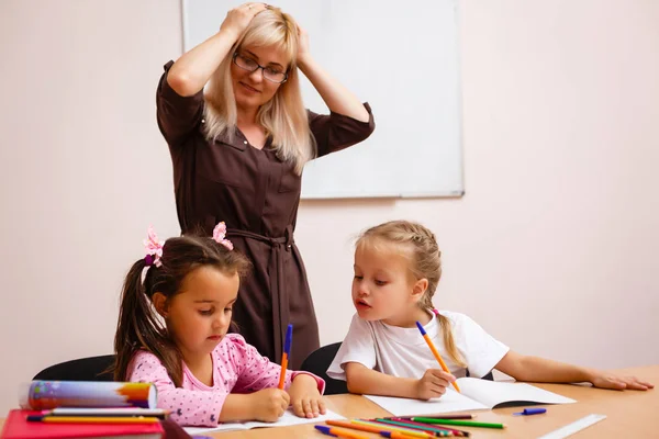 Två Glada Lilla Skolflickor Studerar Klass Läraren Står Vid Styrelsen — Stockfoto