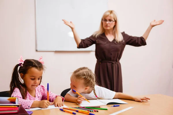 Tahtaya Duran Öğretmen Sınıfta Okuyan Iki Mutlu Küçük Kız Öğrenciler — Stok fotoğraf