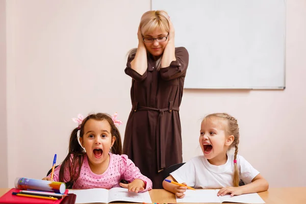 Deux Petites Écolières Heureuses Étudiant Classe Professeur Debout Bord — Photo