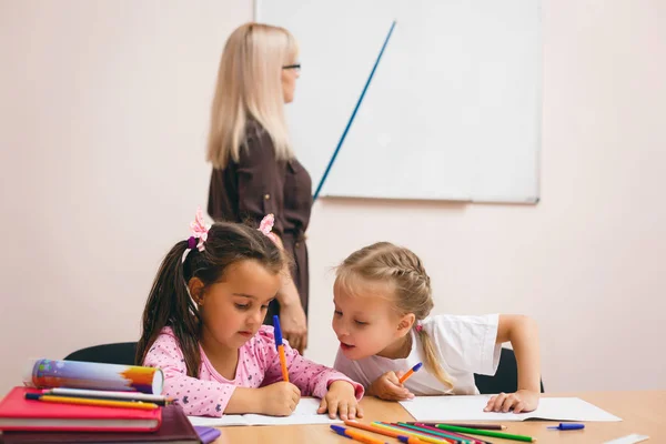 Två Glada Lilla Skolflickor Studerar Klass Läraren Står Vid Styrelsen — Stockfoto