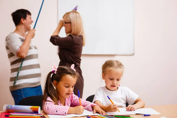 Dois Professores Trabalhando Sala Aula Com Seus Alunos Sentados Mesa — Fotografia de Stock