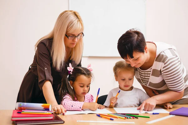 Två Lärare Som Arbetar Klass Med Sina Små Elever Sitter — Stockfoto