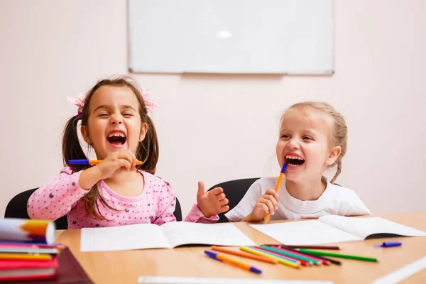 Симпатичні Маленькі Дівчата Пишуть Використовуючи Песна Сидячи Столом Школі — стокове фото