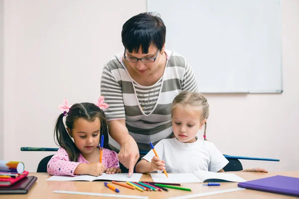 Glade Små Skolejenter Som Studerer Timen – stockfoto