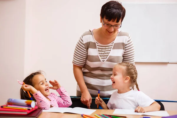 Två Glada Lilla Skolflickor Studerar Klass — Stockfoto