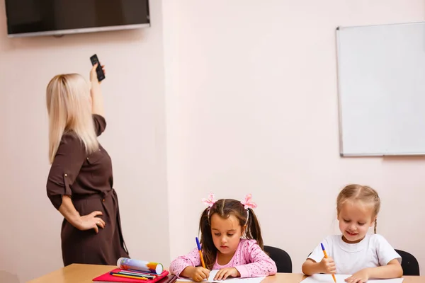 Joven Maestra Preescolar Enseñando Niñas Aula — Foto de Stock