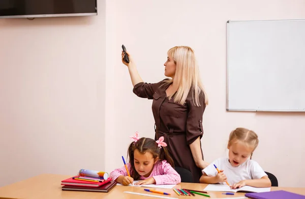 Jovem Professor Pré Escolar Ensinando Meninas Sala Aula — Fotografia de Stock