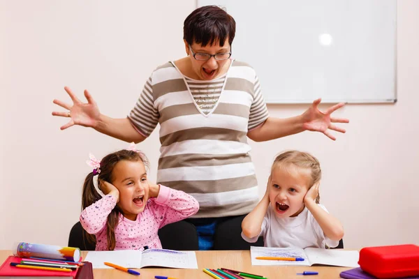 Stressade Lärare Och Två Lilla Skolflickor Klassrummet — Stockfoto