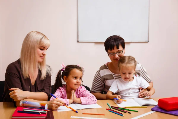 Två Lärare Som Arbetar Klass Med Sina Små Elever Sitter — Stockfoto