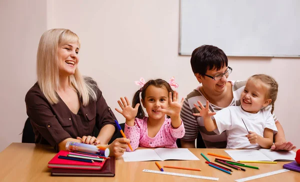 Två Lärare Som Arbetar Klass Med Sina Små Elever Sitter — Stockfoto