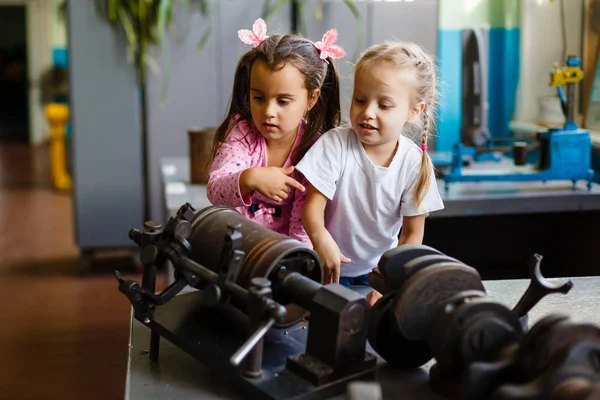 Dos Niñas Felices Jugando Partes Máquina Jugando Con Piezas Automóviles — Foto de Stock