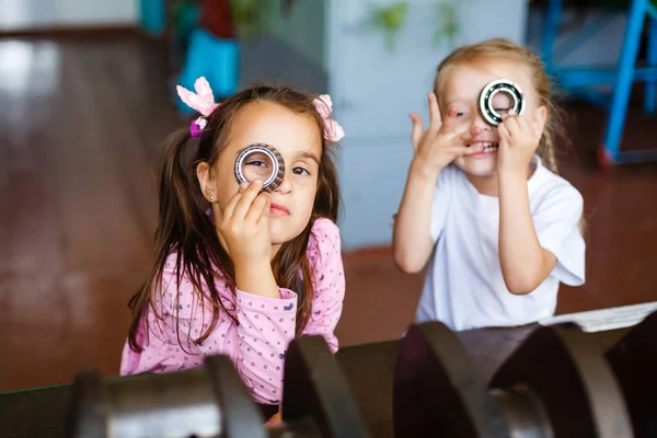 Due Bambine Felici Che Giocano Alle Parti Della Macchina Giocando — Foto Stock