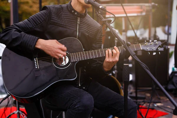 Erkek müzisyen elektro gitar ile kırpma