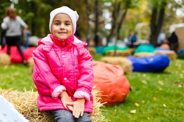 Маленька Дівчинка Парасолькою Сидить Стосі Сіна Осінньому Парку — стокове фото