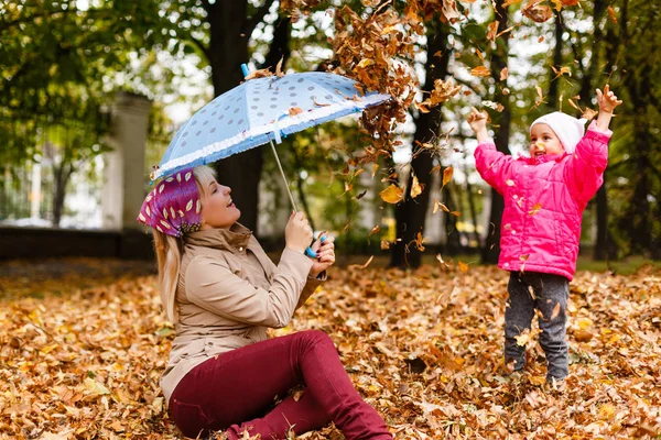 Mujer Feliz Sosteniendo Paraguas Divirtiéndose Con Pequeña Hija Jugando Con —  Fotos de Stock