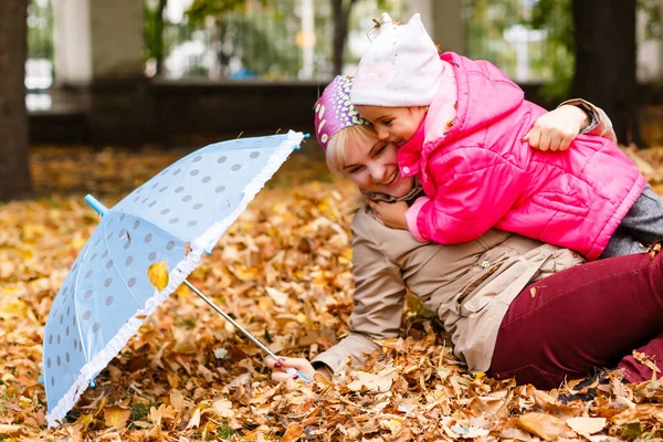 Ευτυχισμένη Κοριτσάκι Παίζει Μαμά Της Φθινόπωρο Του Αφήνει Στο Πάρκο — Φωτογραφία Αρχείου