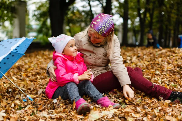 Feliz Niña Jugando Con Mamá Otoño Hojas Parque Ciudad —  Fotos de Stock