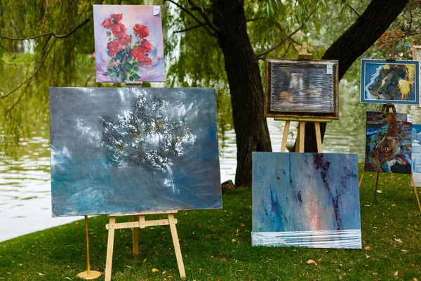 Chevalets Avec Peintures Dans Parc Vert — Photo