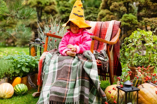 Rozkošná Holčička Nosit Kostým Halloween Baví Sedět Křesle Zařízené Zahradě — Stock fotografie