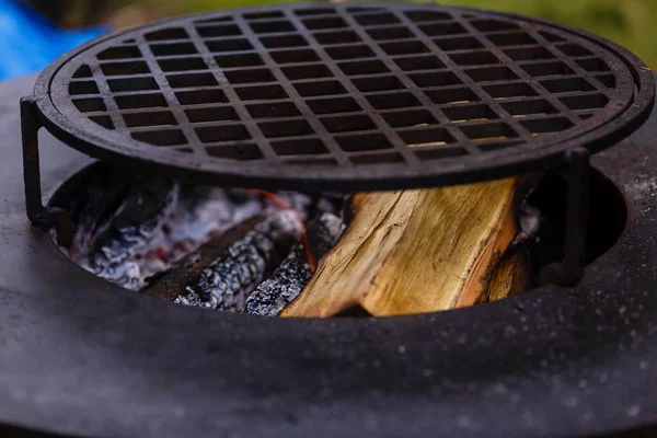 Fuego Barbacoa Caliente Con Carbones Brillantes Listos Para Cocinar Para —  Fotos de Stock