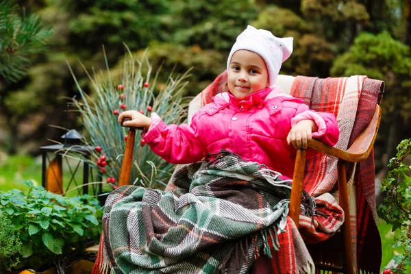Симпатична Дівчинка Сидить Кріслі Килимком Парку Осінь — стокове фото
