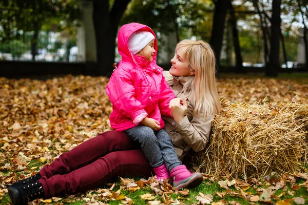 Мати Дочка Грають Прекрасному Осінньому Парку — стокове фото