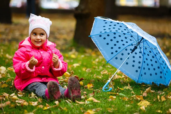 Sorrindo Menina Com Guarda Chuva Capa Chuva Botas Livre — Fotografia de Stock