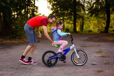 Babası kızını Bisiklete binmeyi öğretmek