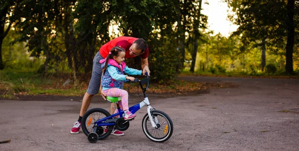 Ojciec Uczy Córkę Jazdy Rowerze — Zdjęcie stockowe