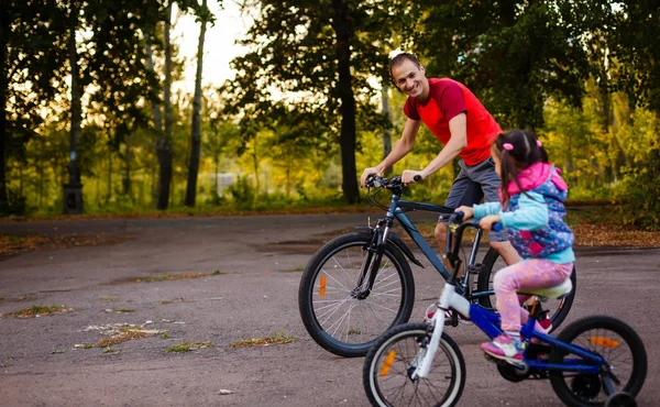 Gelukkig Jonge Vader Zijn Dochtertje Paardrijden Fietsen Groen Park Zijaanzicht — Stockfoto