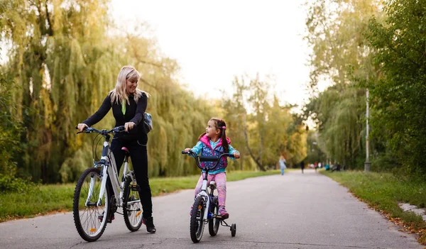 Madre Joven Hija Pequeña Bicicleta Parque Otoño — Foto de Stock